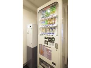 a vending machine with soda and drinks in it at R&B HOTEL HACHIOJI - Vacation STAY 38827v in Hachioji