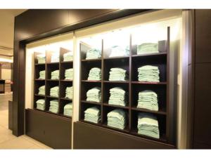 八王子市にあるR&B HOTEL HACHIOJI - Vacation STAY 38819vの巻きタオルが入った表示ケース +26枚の写真