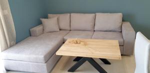 sala de estar con sofá y mesa de centro en Almeta Suites en Chios