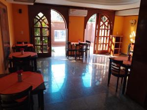 Restoran atau tempat lain untuk makan di El Uru Suite Hotel