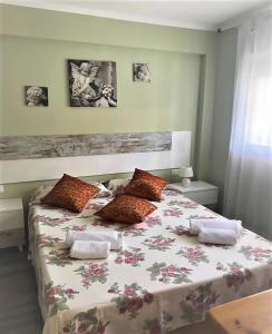 ein Schlafzimmer mit einem großen Bett mit Blumen darauf in der Unterkunft PortPirata room in Salou