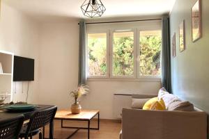 - un salon avec un canapé et une table dans l'établissement Appartement calme et ensoleillé Montpellier, à Montpellier