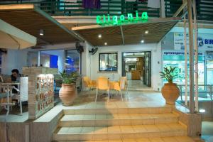 un restaurante con mesa y sillas en un edificio en Eligonia Hotel Apartments, en Ayia Napa 97 fotos más
