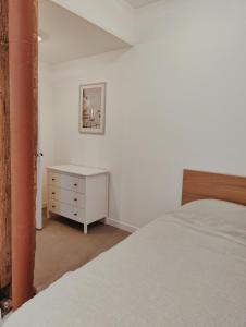 1 dormitorio con 1 cama y vestidor blanco en B & B Wijdzicht, en Wolsum