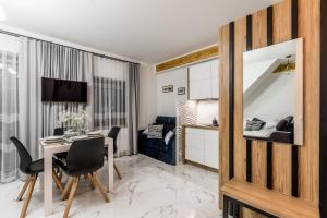 Televízia a/alebo spoločenská miestnosť v ubytovaní Apartament Modrzejewska