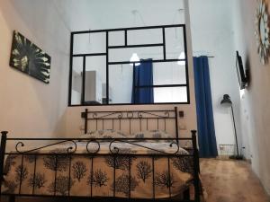 una cama en una habitación con una ventana grande en Il loft di Mavy, en La Spezia