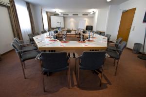 Οι επιχειρηματικές εγκαταστάσεις ή/και οι αίθουσες συνεδριάσεων στο Highway Hotel