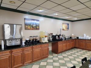 Downtown Inn في أشفيل: a kitchen with aasteryasteryasteryasteryasteryasteryasteryasteryasteryasteryasteryasteryasteryastry