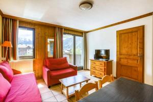 ein Wohnzimmer mit einem Sofa und einem Tisch in der Unterkunft Nice Apt With Wifi Balcon In The Downtown ! in Chamonix-Mont-Blanc