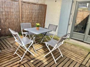 Afbeelding uit fotogalerij van Logement cosy avec terrasse privée hypercentre in La Rochelle