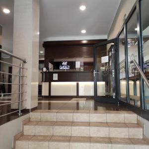 een lobby met een trap in een gebouw bij Apartament 301 Planeta in Mielno