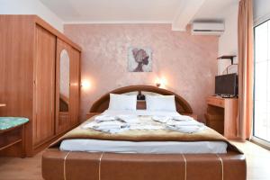ein Hotelzimmer mit einem Bett mit Kleidung darauf in der Unterkunft Villa Andrea in Budva