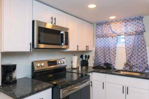 Η κουζίνα ή μικρή κουζίνα στο Spring Poconos Getaway! 2bd Cabin +4 φωτογραφίες
