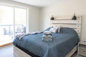 Ένα ή περισσότερα κρεβάτια σε δωμάτιο στο Spring Poconos Getaway! 2bd Cabin