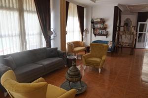 ein Wohnzimmer mit Sofa und Stühlen in der Unterkunft Balkaya Hotel in Oludeniz