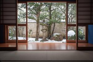 金沢市にあるWABI - Vacation STAY 52963vの庭園を望む開口窓