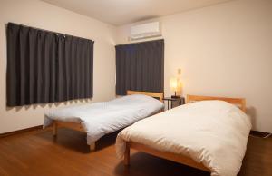 um quarto de hospital com duas camas e uma janela em WABI - Vacation STAY 52963v em Kanazawa