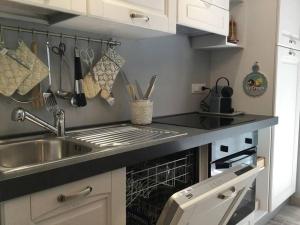 A kitchen or kitchenette at PETITE MAISON ELEGANTE MONOLOCALE CON TERRAZZA
