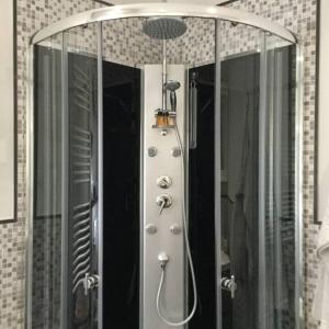 een douche met een douchekop in de badkamer bij PETITE MAISON ELEGANTE MONOLOCALE CON TERRAZZA in Chiavari