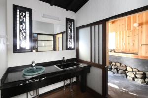 y baño con lavabo y espejo. en Chichibu-gun - House - Vacation STAY 57579v, en Nakai