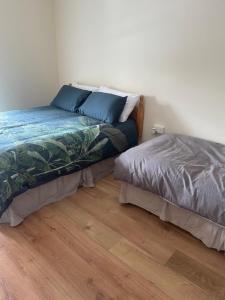 twee bedden naast elkaar in een slaapkamer bij Danny's Bar Restaurant & accommodation in Broadford