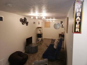 un soggiorno con un divano e una TV di Cute Cottage-2 min from downtown Lincoln a Lincoln