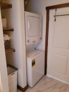 a kitchen with a microwave and a washer and dryer at Cute Cottage-2 min from downtown Lincoln in Lincoln