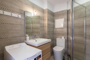 La salle de bains est pourvue d'un lavabo, de toilettes et d'un miroir. dans l'établissement appart cosy près gare, vieux port, MARSEILLE by Sam, à Marseille