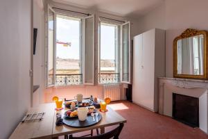 - un salon avec une table et une cheminée dans l'établissement appart cosy près gare, vieux port, MARSEILLE by Sam, à Marseille 16 autres photos