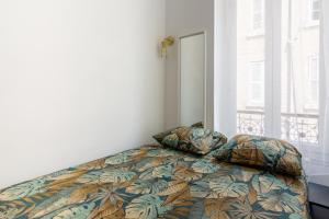 - une chambre avec un lit et une fenêtre dans l'établissement appart cosy près gare, vieux port, MARSEILLE by Sam, à Marseille
