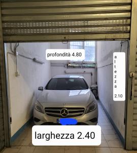 un coche está aparcado dentro de un garaje en King house en Sanremo