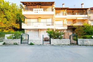 un condominio con un cancello di fronte di F & B Summer Collection - Kassandra - Siviri a Siviri