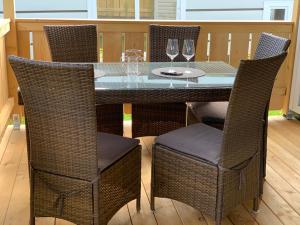 una mesa con sillas y copas de vino en una terraza en Chalet Max II, en Helming