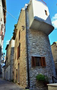 un edificio con una ventana en el lateral. en La Torre, en Norma