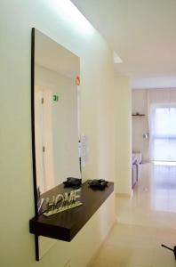 een spiegel aan een muur in een kamer bij Victoria Gardens Luxury Apartment in Quarteira