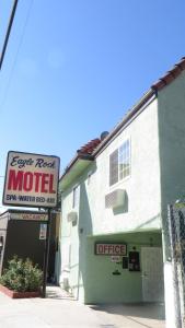 un edificio con un cartel para un motel en Eagle Rock Motel en Los Ángeles