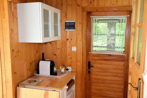 卡齊米日－多爾尼的住宿－Pokoje gościnne Fermata，一个带柜台和窗户的小厨房