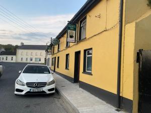 Byggingin sem hylkjahótelið er í