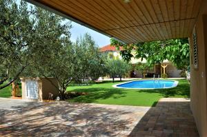 - une vue sur une cour avec une piscine dans l'établissement Studio Apartments Luka Biograd - Benkovac, à Benkovac