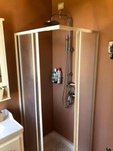 a shower stall in a bathroom with a shower at Casa Rosy nel centro del borgo di Patrignone in Patrignone