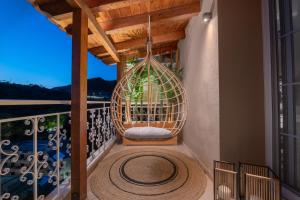 un'amaca sospesa sul balcone di una casa di Panoramic view!Penthouse 120qm of sea & mountain a Loutra Edipsou Altre 40 foto