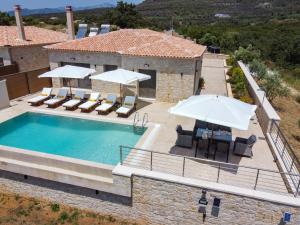 Bazén v ubytování Manazil Mani - Luxury Villas nebo v jeho okolí