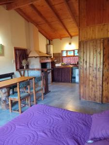 sala de estar con alfombra morada en el suelo en Cabaña en el bosque en San Carlos de Bariloche