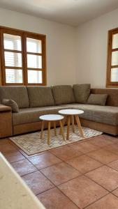 uma sala de estar com um sofá e duas mesas em Beach house Evita em Prožura