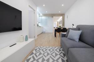 a living room with a couch and a flat screen tv at Apartamento Logroño Plaza Ayuntamiento in Logroño