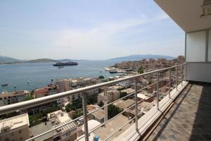 uma vista para a cidade a partir de uma varanda em Sunrise Apartment em Sarandë