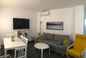 een woonkamer met een bank en een tafel bij La Casita in Málaga