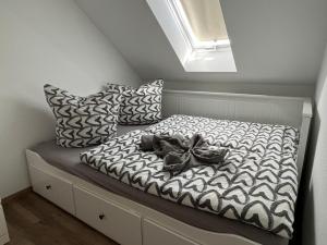 Ένα ή περισσότερα κρεβάτια σε δωμάτιο στο Ferienwohnung Auersbergblick