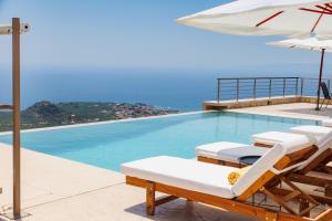Bazén v ubytování Manazil Mani - Luxury Villas nebo v jeho okolí
