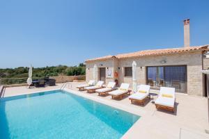 Bazén v ubytování Manazil Mani - Luxury Villas nebo v jeho okolí